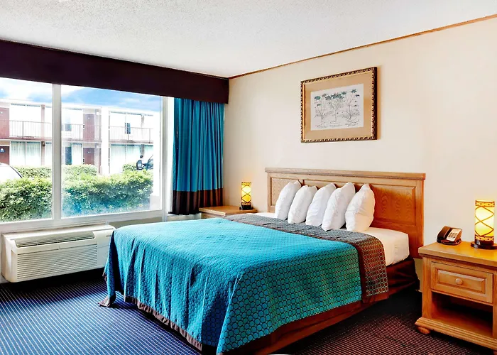 Days By Wyndham Near Airport Motel