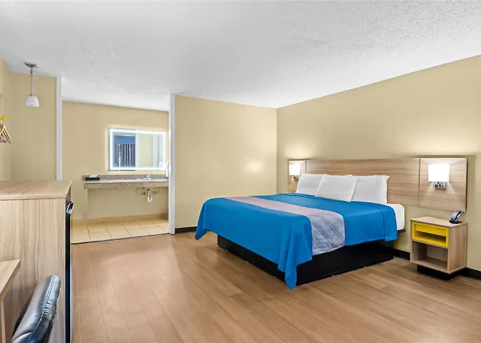 Days By Wyndham Near Airport Motel