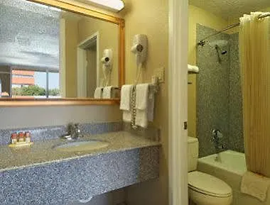 Days By Wyndham Near Airport 2*