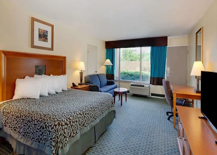 Days By Wyndham Near Airport 2*